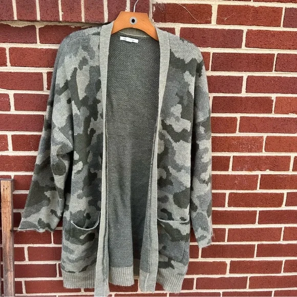 4/$20 American Eagle Sweater Cardigan - Picture 1 of 3